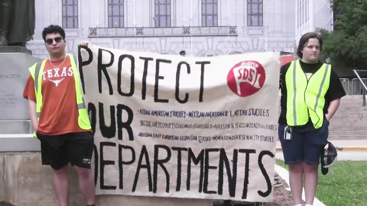 Estudiantes de UT Austin se manifiestan contra el juez Clarence Thomas