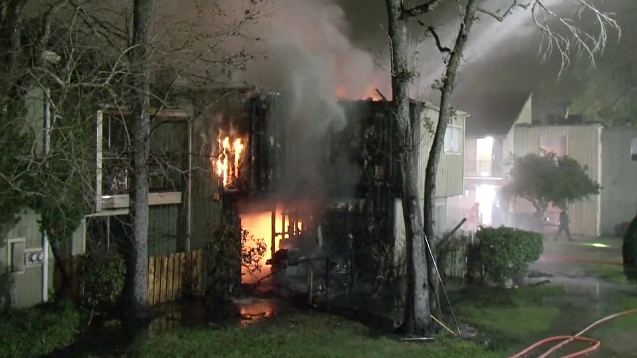 Al menos ocho apartamentos fueron afectados por un incendio al noroeste de Houston