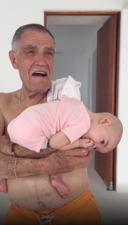 El 3 de septiembre, Alan Tacher recordó el aniversario luctuoso de su padre don Alejandro Tacher con un video en el que, en vida, sostenía entre sus brazos a Michelle cuando apenas tenía unos meses de edad.