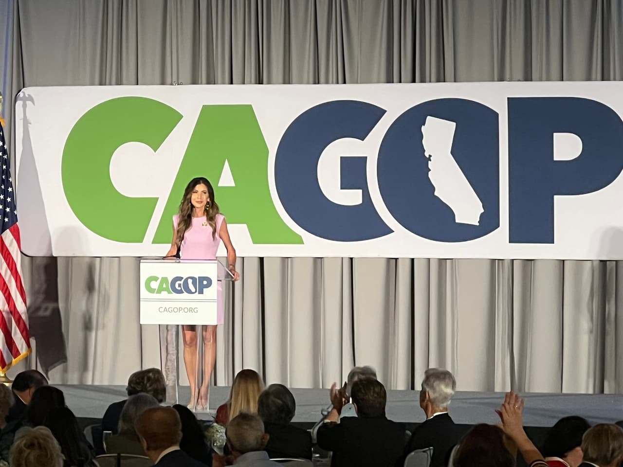 Gobernadora de Dakota del Sur aborda la polémica de dispararle a perro en convención republicana