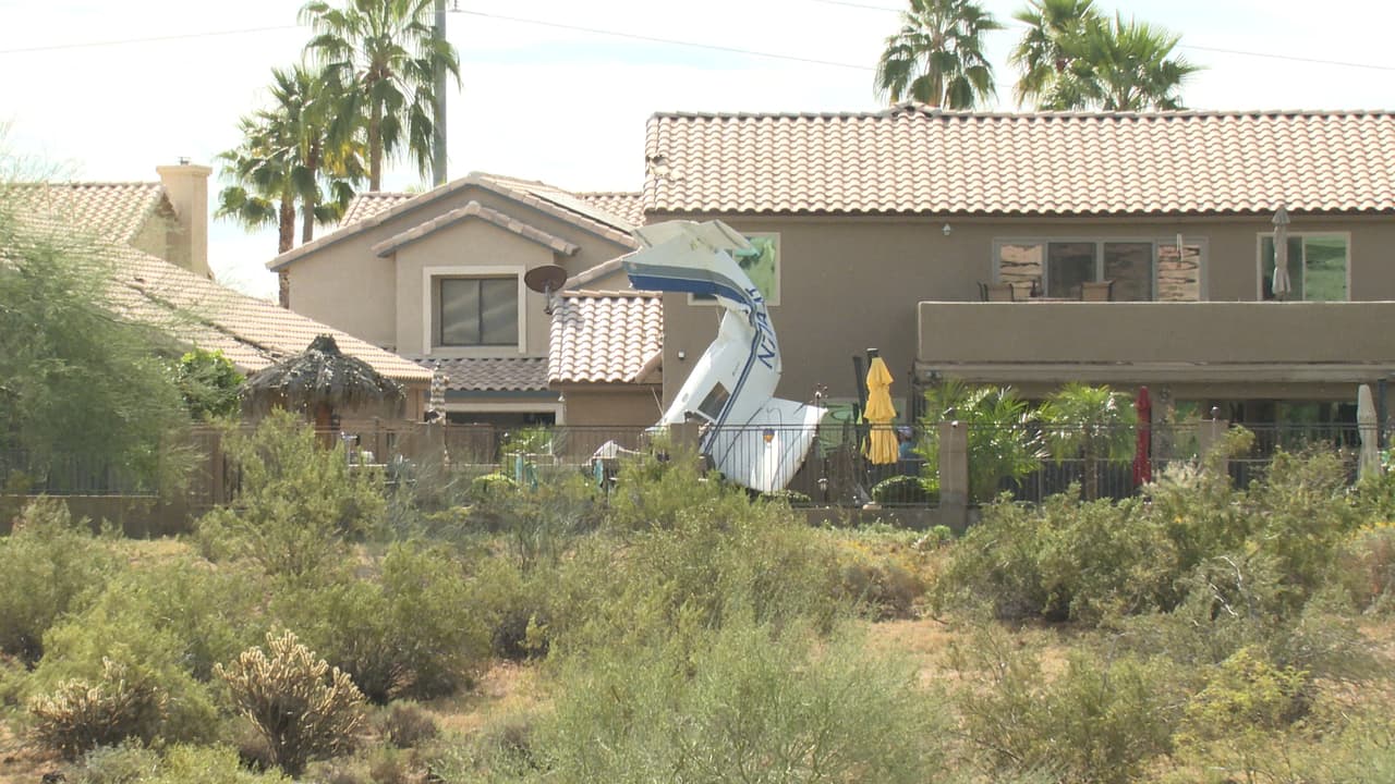 Según Todd Keller, el capitán el Departamento de Bomberos de Phoenix, 
<b>un problema mecánico </b>hizo que el piloto intentara regresar al aeropuerto.