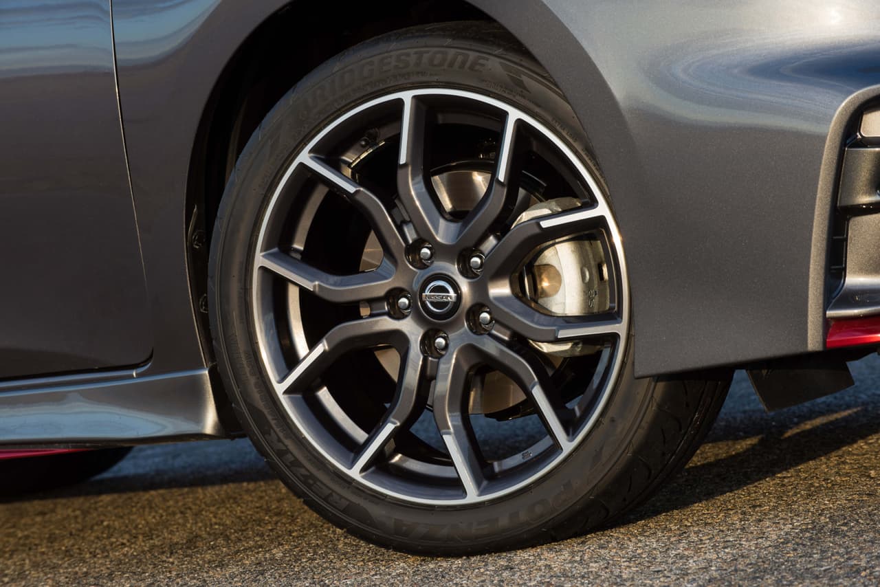 Los 
<b>neumáticos</b> del Nissan Sentra NISMO son 
<b>215/45 R18</b> de Michelin, con 
<b>rines de 18 pulgadas</b> NISMO de aluminio.