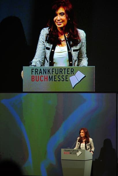 El director de la Feria del Libro de Frankfurt, Juergen Boos, abonó: "los lectores alemanes hemos sido testigos de los esfuerzos de los escritores argentinos de canalizar el pasado a través de la literatura".