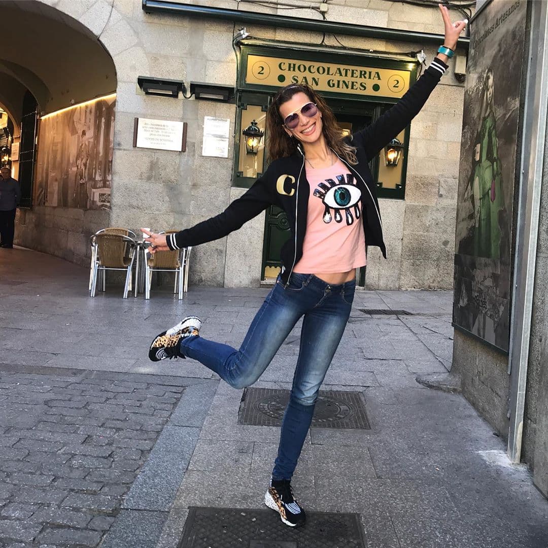 Aunque Cristy y Alan están dentro de un plan riguroso de dieta y ejercicio, en este viaje se han consentido un poco; cuando pasearon por la Chocolatería San Gines no dudaron en probar uno de sus exquisitos postres.