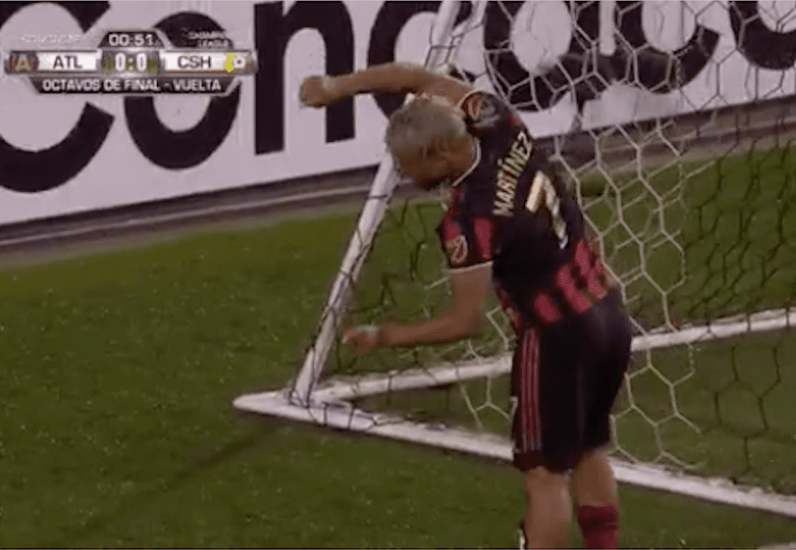 <b>Media fusión</b>
<br>Ahora Josef Martínez celebró solo el gol y se lo dedicó a su excompañero paraguayo, Miguel Almirón, que ahora forma parte del Newcastle United.