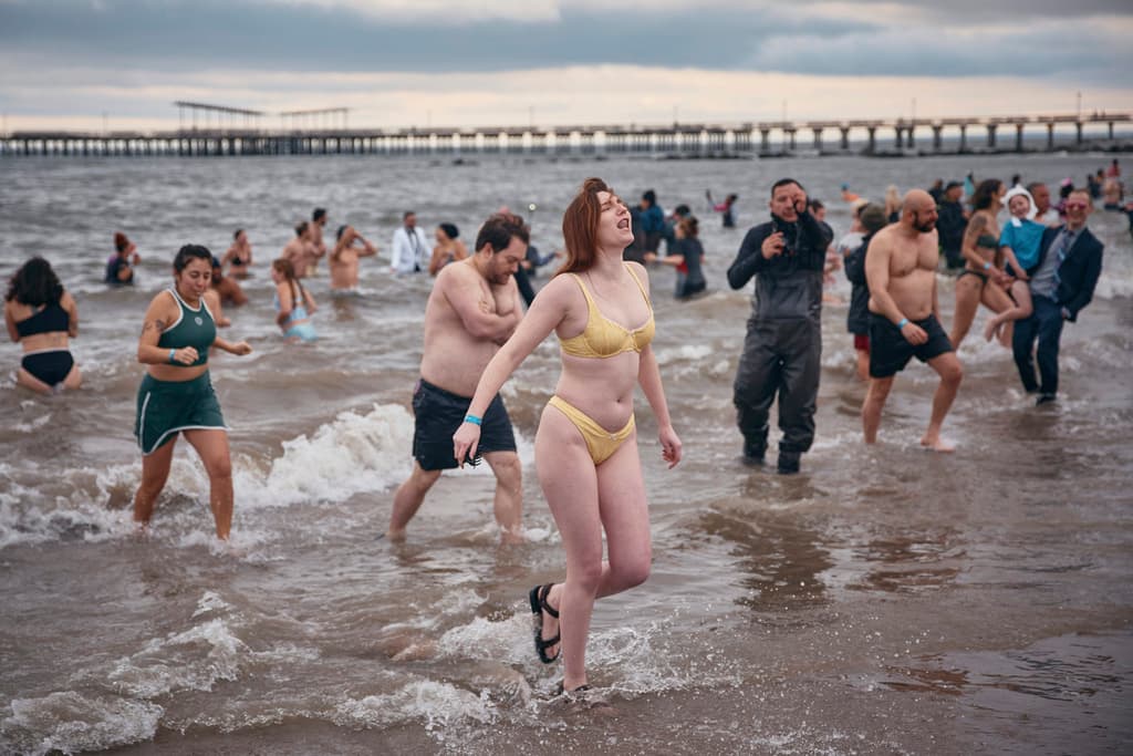 Cientos de personas participaron en el 122º Chapuzón Anual del Oso Polar en Coney Island, Nueva York, el 1 de enero de 2025.