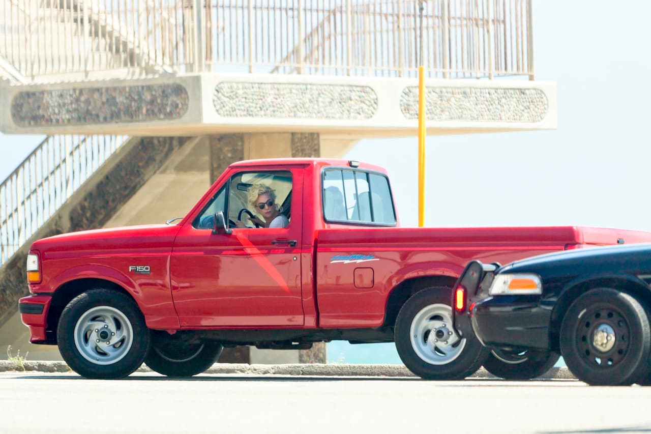 La diva no tardó en lanzarse a las calles para poner a prueba sus conocimientos al volante, en su camioneta pickup Ford.