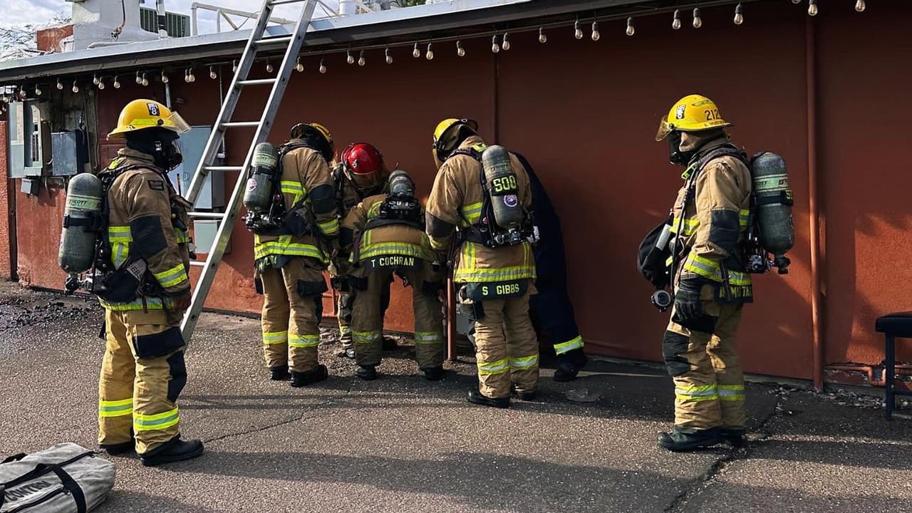 Los bomberos pudieron evacuar rápidamente el edificio y comenzaron a atacar las llamas para evitar que siguieran creciendo, para esto se envió una escalera al techo para ventilación vertical.