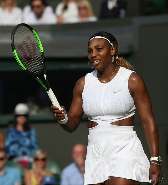 Esta fue otra de sus sorpresivas apariciones públicas tras
<b><a href="https://www.univision.com/famosos/meghan-markle-y-el-principe-harry-presentan-a-su-bebe-archie-harrison-mountbatten-windsor-fotos">dar a luz</a></b> el pasado 6 de mayo. Ahora, Meghan Markle se dejó ver en las gradas de Wimbledon para apoyar a su amiga, la tenista
<b>Serena Williams</b>.