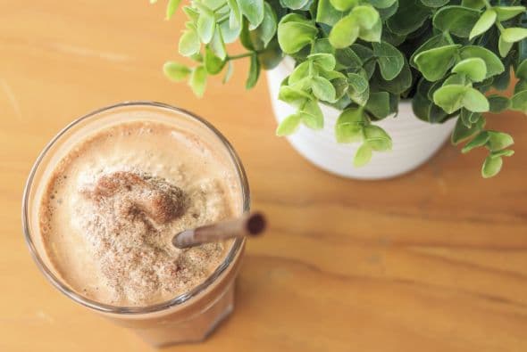 Cómo hacerlo. Licúa medio paquete de avena instantánea, una taza de leche chocolatada reducida en grasas, media taza de fresas y cuatro cubos de hielo. Si prefieres una consistencia más espesa, agrega avena y hielo.