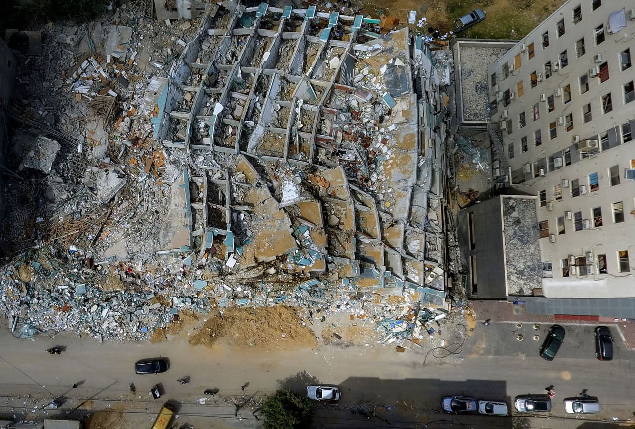 <b>Ataque israelí derriba un edificio con oficinas de medios de comunicación en Gaza</b>
<br>
<br>El 15 de mayo, un ataque aéreo israelí 
<a href="https://www.univision.com/noticias/mundo/israel-bombardea-gaza-y-destruye-edificio-de-viviendas-y-medios-de-prensa"><u>destruyó un edificio</u></a> que albergaba las oficinas de la agencia The Associated Press, la televisora Al-Jazeera y otros medios informativos en la 
<a href="https://www.univision.com/temas/franja-de-gaza"><b>Franja de Gaza</b></a>.
<br>
<br>El hecho se produjo aproximadamente una hora después de que el Ejército israelí ordenara la evacuación del edificio, en el que también había apartamentos residenciales.