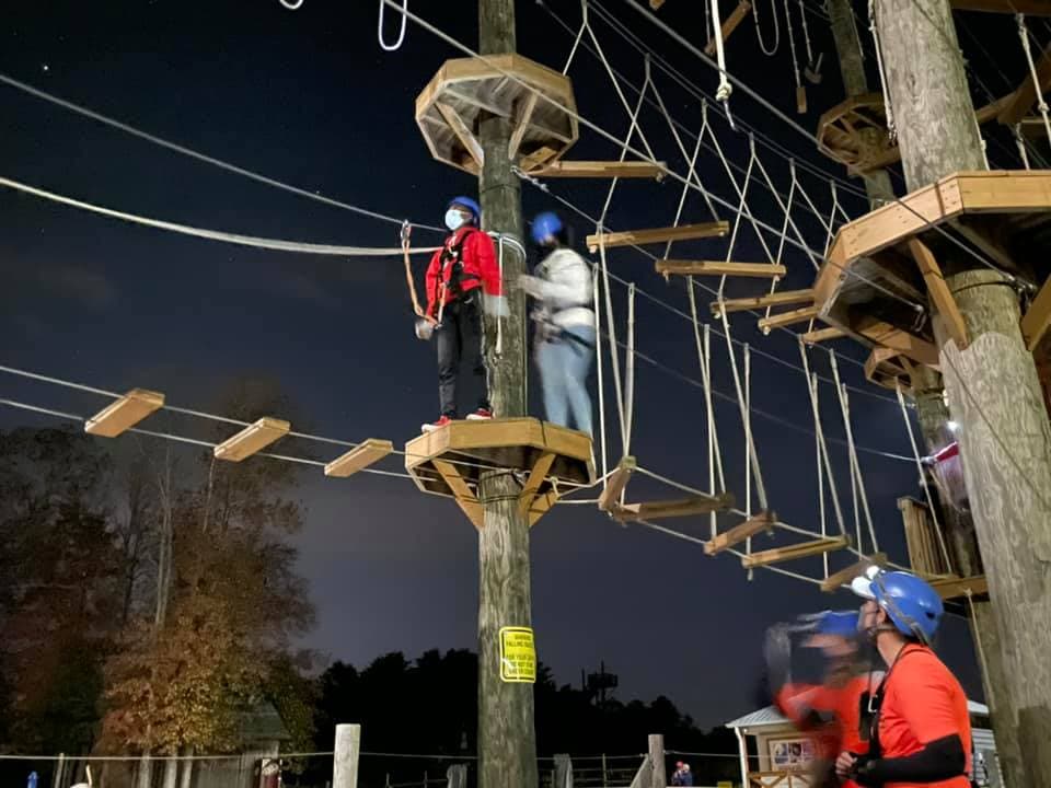 <b>DESAFÍA TUS LÍMITES EN HIGH POINT</b>: En el área de High Point encontrarás Kersey Valley, un parque de diversiones para todas las edades. Comienza con la divertida Aventura de maíz, luego selecciona entre una gran cantidad de otras posibilidades, como zip lines, cuerdas altas y laser tag. O prueba algo totalmente diferente y enfréntate a las salas de escape y desbloquea pistas para encontrar la salida de un sanatorio o sala de autopsias. En el otoño, Kersey Valley agrega Spookywoods a su mezcla, que reina como la atracción embrujada más grande de Carolina del Norte.