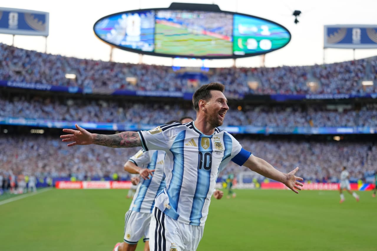 El argentino Lionel Messi (10) celebra tras marcar un gol durante el partido de fútbol del Grupo J de la Copa del Mundo entre Argentina y Argelia en Kansas City.