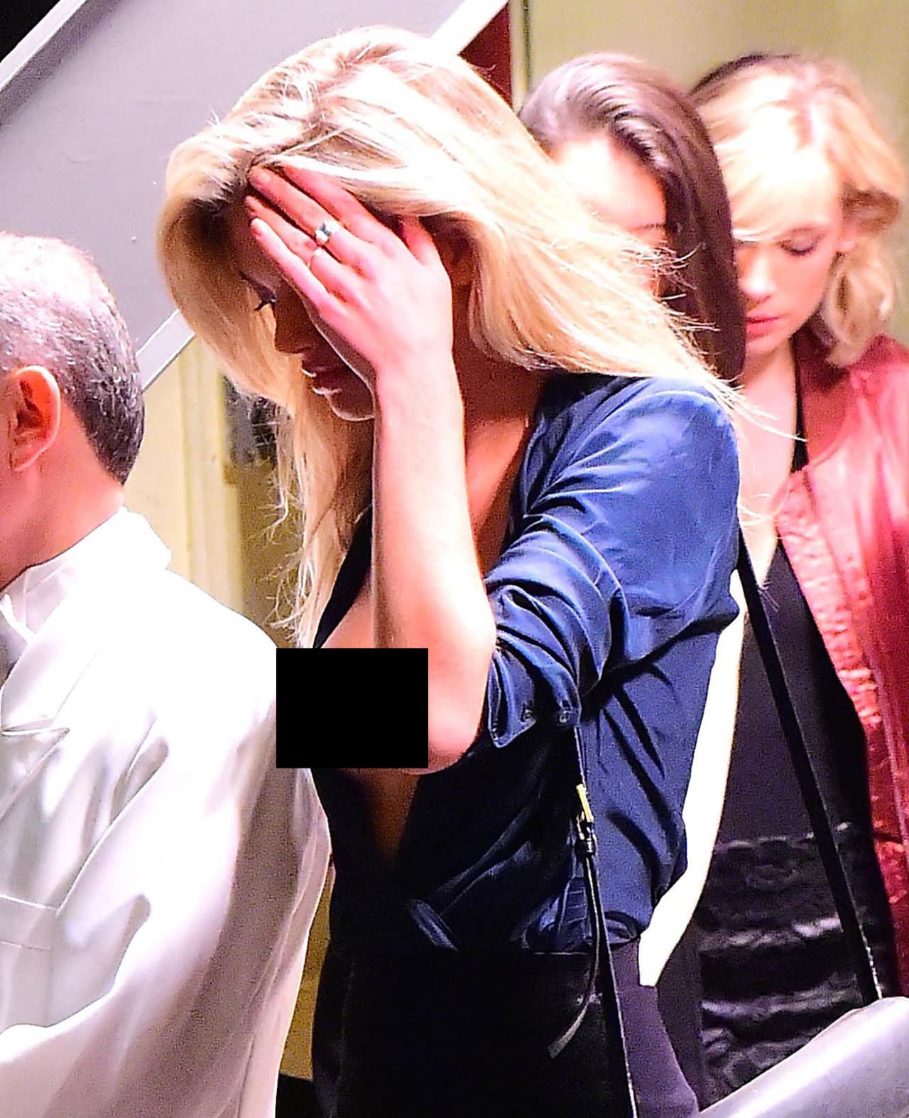 OMG! Su escote se abrió de más y dejó todo a la vista.