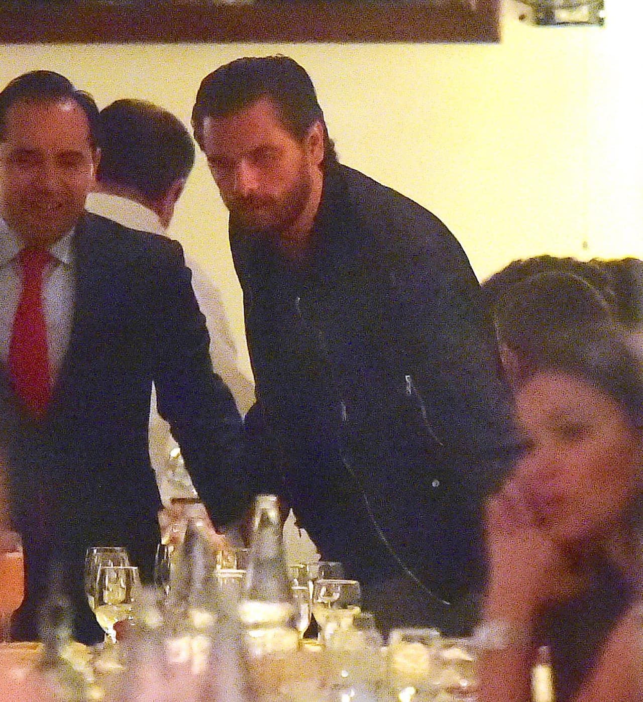 Scott luce feliz y relajado.