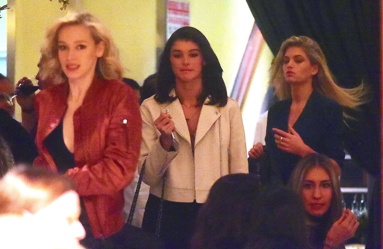 En el lugar se reunieron con varios amigos.