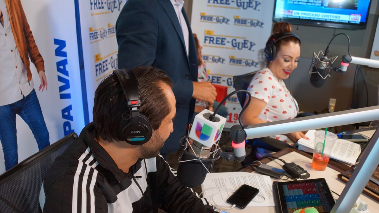 <a href="https://www.facebook.com/elcompaivanla/?fref=ts">El Compa Ivan</a> también felicitó a 
<a href="http://www.univision.com/temas/chiquis-rivera">Chiquis Rivera</a> por el estreno de su nueva canción 
<a href="http://www.univision.com/musica/regional-mexicano/chiquis-se-planta-ante-los-hombres-en-horas-extras-su-nueva-cancion-que-debuta-en-uforia">'Horas extras'.</a>