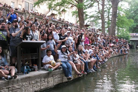 Photos: Spurs Championship Parade 2014 Barges