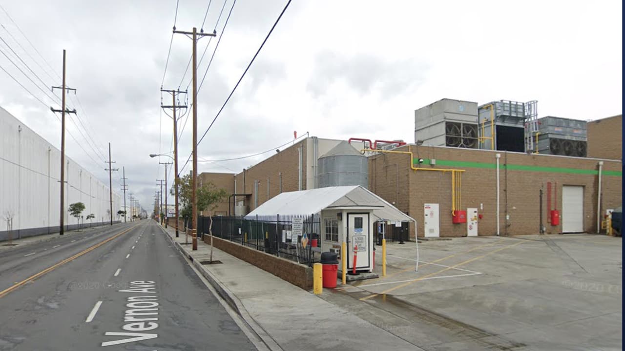 <b>CLW Foods recibió una multa de $32,700 </b>por no informar de una enfermedad grave de los empleados a personal de Cal OSHA, y por no capacitar a los empleados sobre los síntomas, la propagación y las medidas de prevención de infecciones del COVID-19 , junto con no evitar la exposición dañina de los empleados al coronavirus.
<br>
<b>La empresa, ubicada en Vernon, tiene cuatro violaciones por la misma razón.</b>