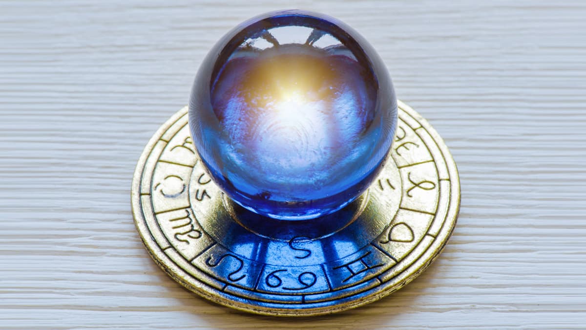 El horóscopo alquímico o alquimista es un horóscopo poco conocido que combina la numerología con los metales. Desde tiempos ancestrales se cree que los metales encerraban en sí mismos grandes energías y por eso recomiendan que, dependiendo de tu estado y de tu vibra uses o portes unos más que otros.