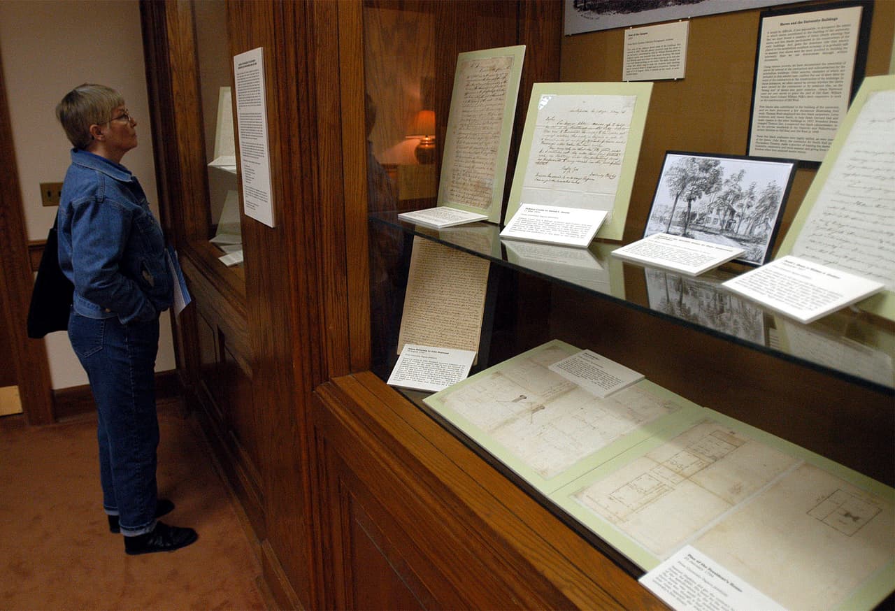 En el puesto número 5 se encuentra Chapel Hill, Carolina del Norte. Establecimientos de libros por cada 100 mil residentes: 43: "Chapel Hill se encuentra dentro de uno de los enclaves educativos más importantes del mundo. Ese tipo de capacidad mental situada en un área tan pequeña es un terreno fértil para los amantes de los libros, y la ciudad de Chapel Hill, con una población de poco más de 60,000, no decepciona con 43 establecimientos de libros per cápita".