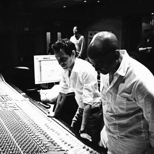 Si tuvieras la posibilidad de entrar con este cantante en el estudio te darías cuenta de cómo surge su música o como él mismo publicó en su cuenta de Instagram: "En estos lugares nace la magia".