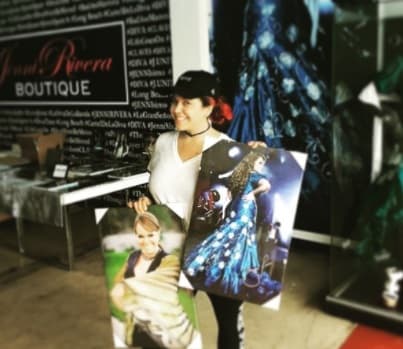 Así como esta fan, los admiradores de Jenni Rivera que viven cerca de San Diego y Tijuana pronto podrán disfrutar y comprar todo tipo de accesorios dedicados a la cantante, quien falleció el 9 de diciembre de 2012.