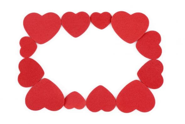 Marco de foto de corazones. Para crearlo, usa corazones de papel espuma de diferentes tamaños o de distintos colores. Tip: puedes comprarlos ya listos y cortados. Si le pegas un imán en la parte de atrás, es ideal para decorar el refrigerador.