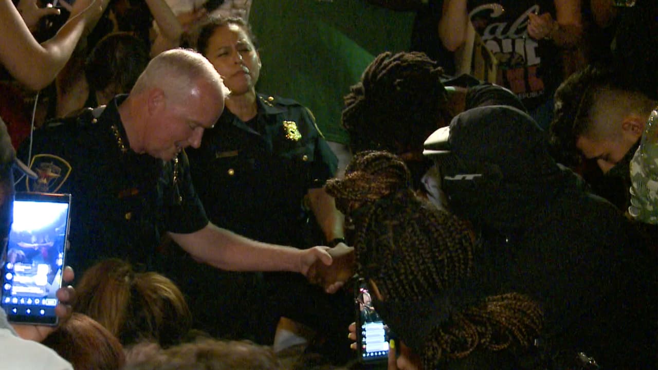 De rodillas y con oraciones, jefe policial en Texas y sus oficiales se unen a manifestaciones