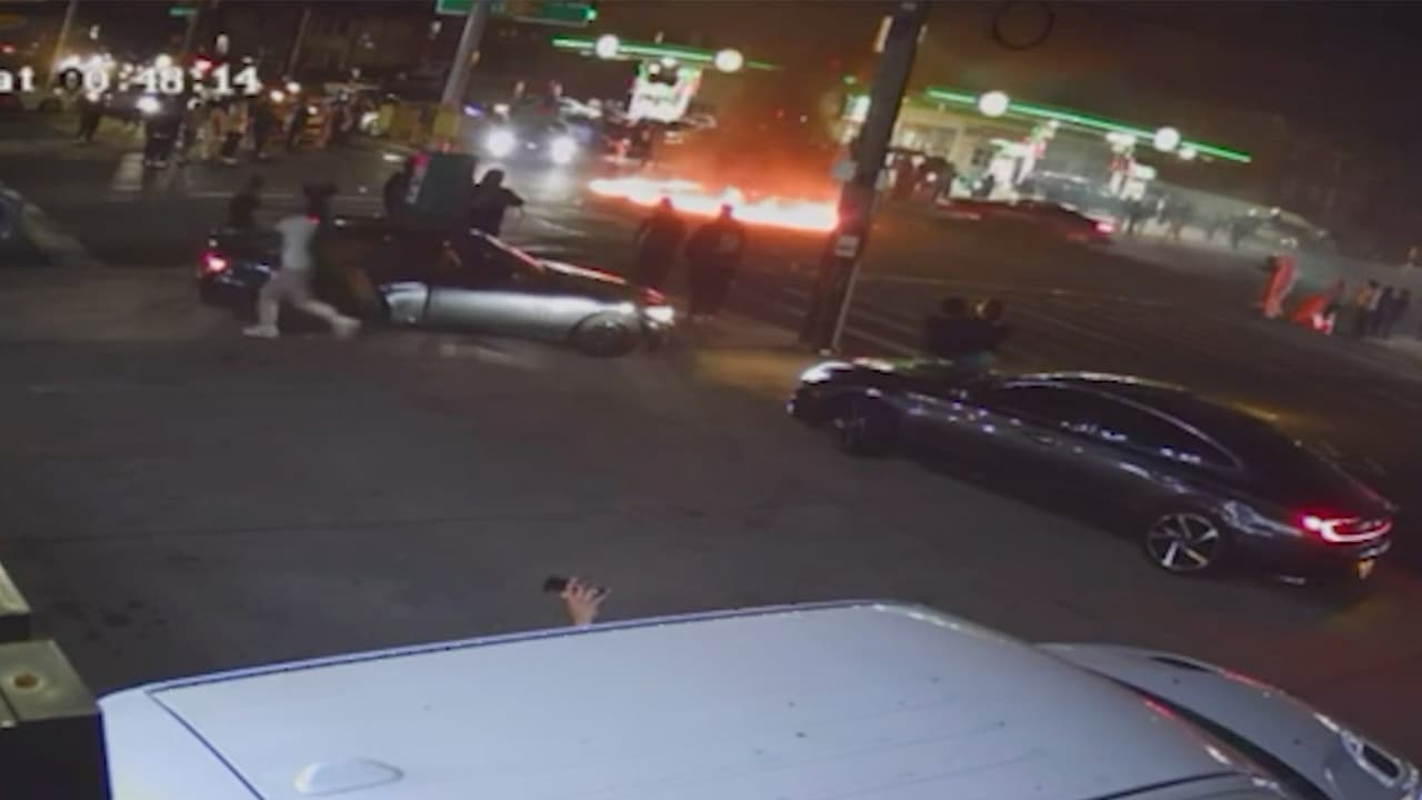 Policía busca a sospechosos de toma ilegal de calles en Queens que causó alarma en vecinos