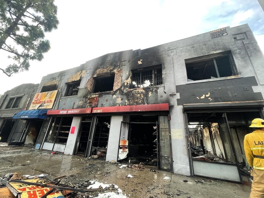 Este edificio comercial anteriormente sufrió daños por otro incendio en el mes de febrero y se necesitaron alrededor 120 efectivos de bomberos para sofocar las llamas durante el siniestro.
