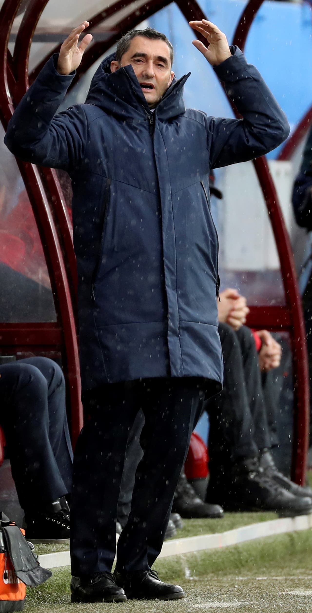 Mientars que Ernesto Valverde lo hizo con: Ter Stegen; Sergi Roberto, Piqué, Umtiti, Alba; Busquets, Iniesta, Rakitic, Paulinho; Messi, Suárez.