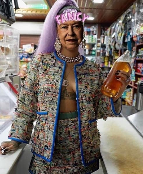 La cantante Rihanna publicó estos montajes fotográficos en los que se ve el rostro de la reina Isabel II de Inglaterra sobre el cuerpo de la artista. Las imágenes se distribuyeron a través de la cuenta de Instagram de Rihanna (@badgalriri) entre el 22 y el 24 de abril.