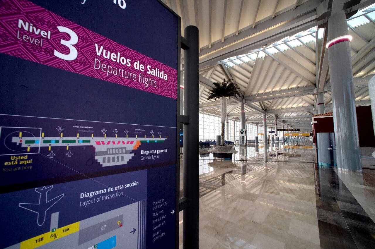 Solo un vuelo internacional utiliza el aeropuerto Felipe Ángeles: una ruta une a Ciudad de México con Caracas, Venezuela, operada por la aerolínea venezolana Conviasa,
<a href="https://www.univision.com/noticias/america-latina/la-administracion-trump-se-prepara-para-intensificar-las-sanciones-contra-el-regimen-mafioso-de-venezuela">que está bajo sanciones de Estados Unidos</a>. Su vuelo inaugural, que despegó a las 6:30 de la mañana, viajó a Villahermosa, Tabasco, el estado natal de López Obrador. "Entonces, está terminado, ya se puede llegar al aeropuerto de cualquier parte de la ciudad, ya pueden llegar millones", dijo el presidente esta mañana.
<br>