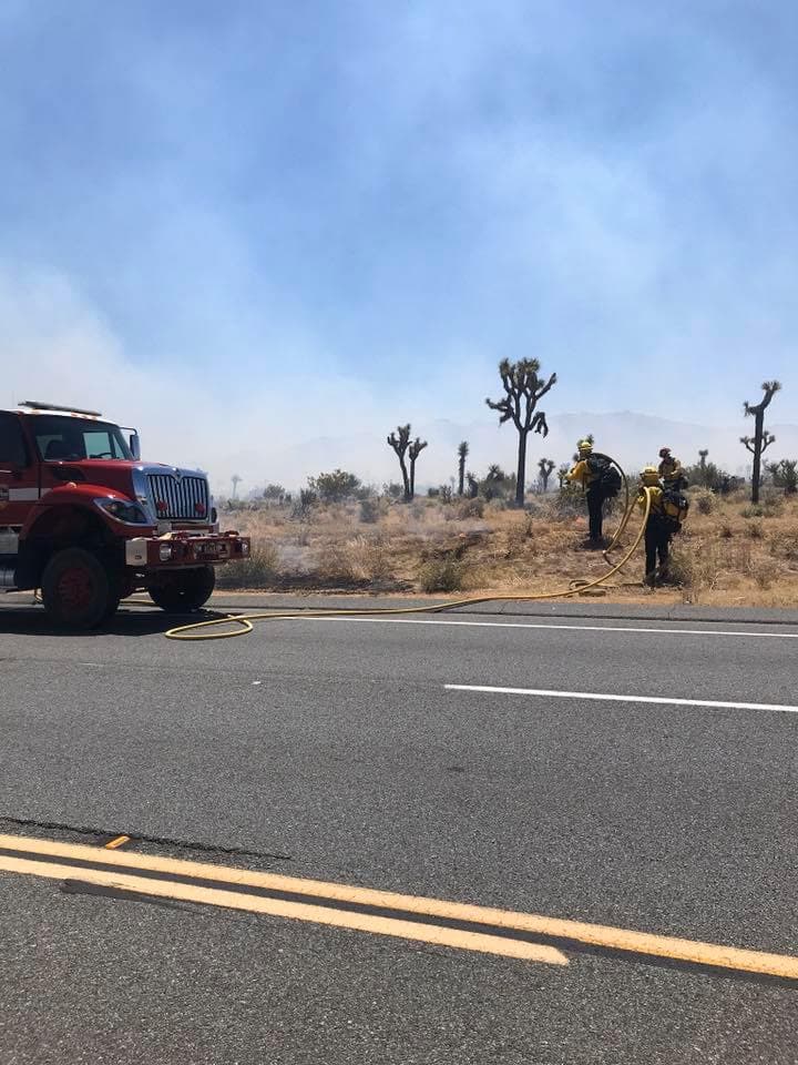 El fuego continuó ardiendo a un ritmo rápido de propagación hacia la autopista 29 Palms y Joshua Tree Memorial Park. Las vías fueron cerradas temporalmente durante la operación para apagar el incendio.