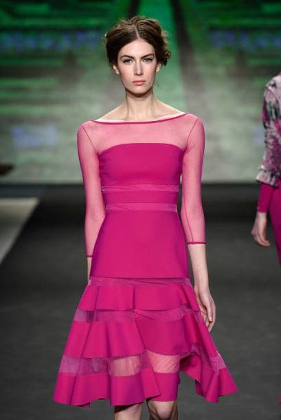 Un tono parececido es el fucsia y su gran ventaja es que hace resaltar tu tono de piel, sea cual sea.