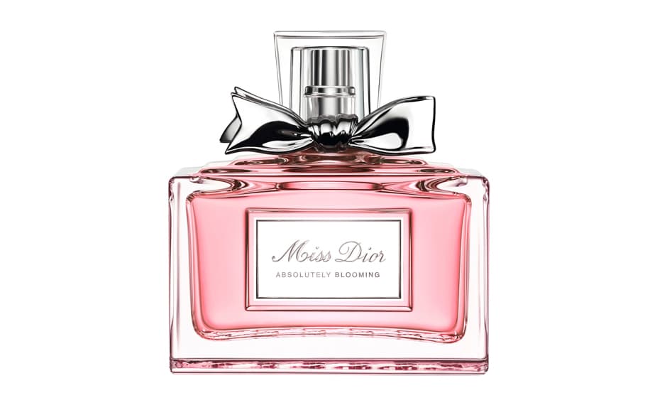 6. MISS DIOR ABSOLUTELY BLOOMING, Dior,
<a href="845524447005788&R=3348901300049&P_name=Dior&sid=157B072B6C42&Ntt=miss+dior&N=0&bmUID=luLGWJy">Saks Fifth Avenue</a>, $124 dólares | La rosa de mayo que se cosecha en Grasse, la zona del Sur de Francia junto con los frutos rojos son las notas principales de este aroma floral frutal. La frambuesa, grosella negra, granada pimienta peonía y almizcle blanco también están presentes, por lo que es un aroma ideal para las que les gustan las fragancias dulces tipo gourmand.
<br>