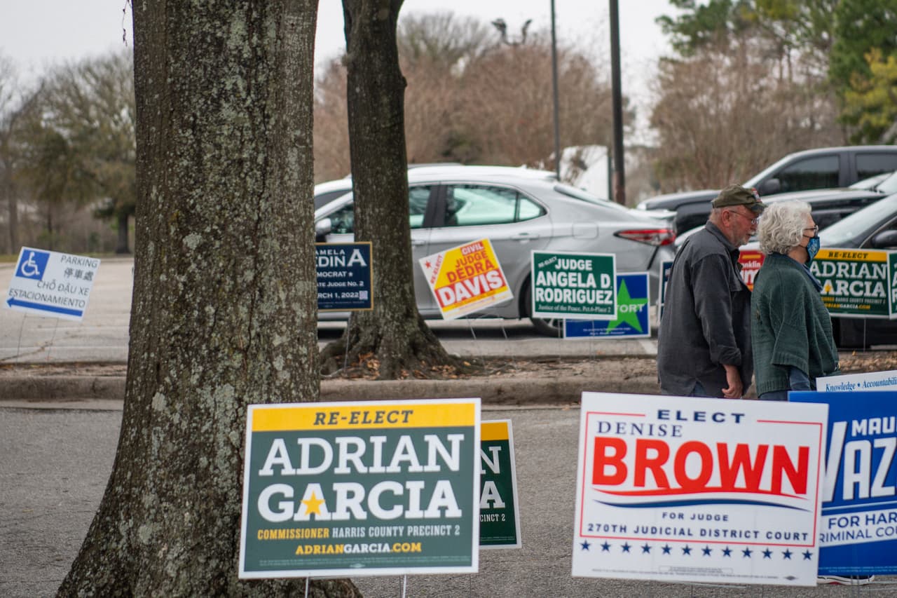 En los centros electorales no se permiten los celulares, cámaras, tabletas, computadoras portátiles o grabadores.
