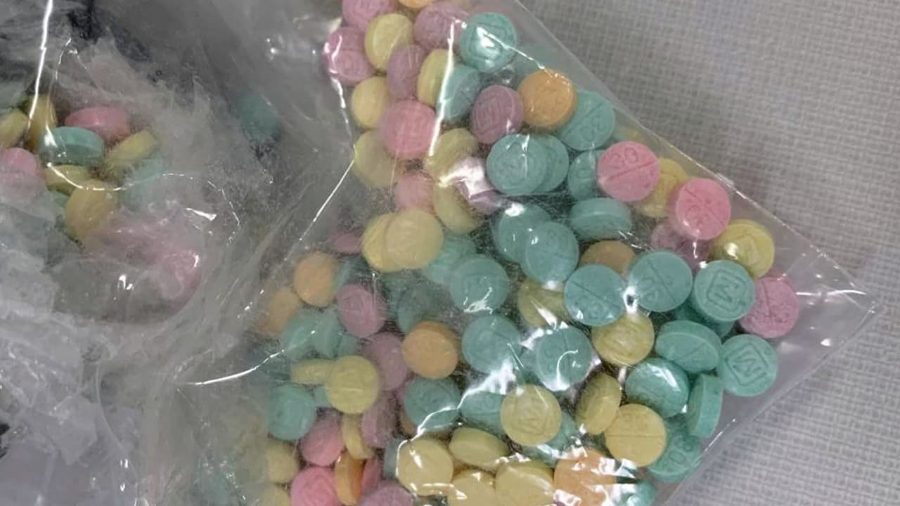 Muere una bebé por ingerir fentanilo: sospechan que estaba en el Airbnb donde su familia vacacionaba