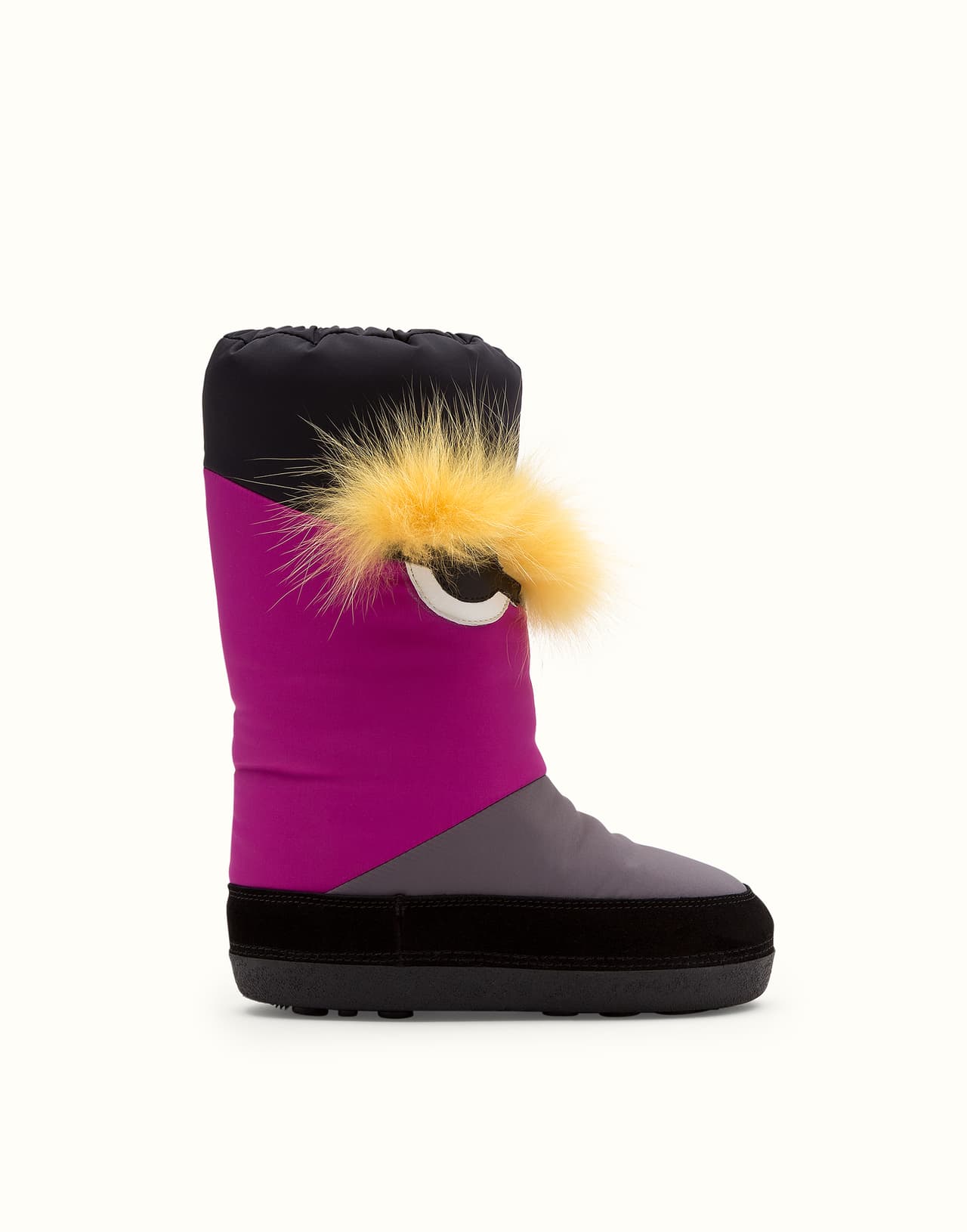 Fendi. Los pequeños monstruos que tomaron los diseños de Fendi, regresan para darle un furry treatment a las Snow Boots. No dejes que la expresión de los ojos de estas botas te confunda; seguramente le sacarás una sonrisa a quien te vea con ellas sobre la nieve.
