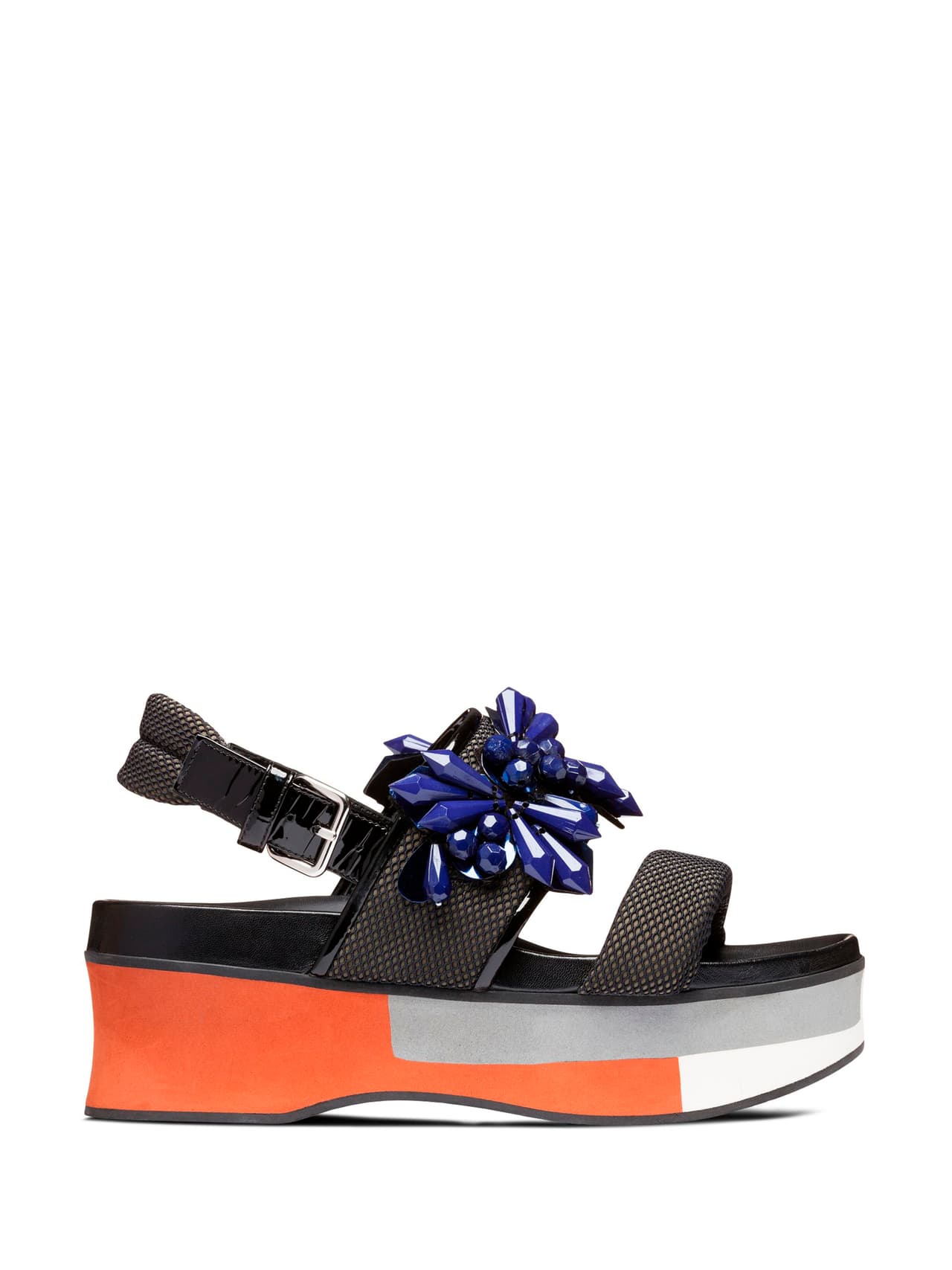 Marni. No es un secreto que la casa italiana tiene una visión muy particular, y su calzado es un caso especial. Los Marni Wedges de esta temporada combinan diseños asimétricos, colores brillantes, apliques y suelas de altura.