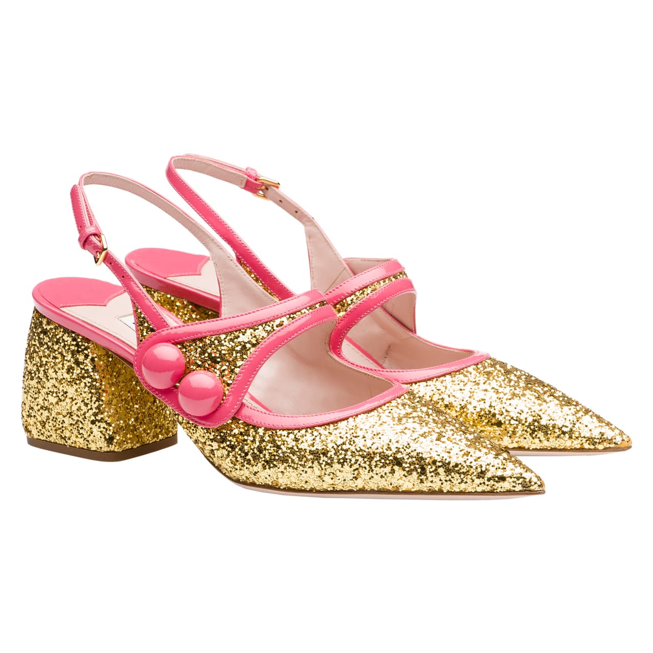 Miu Miu. Si de pequeña soñabas con sentirte como una muñeca, ahora podrás convertirlo en una realidad. Los Miu Miu Pumps tienen todo para darle a tu look un toque romántico y juguetón: su diamantina brillante y detalles en color harán que todos te volteen a ver.