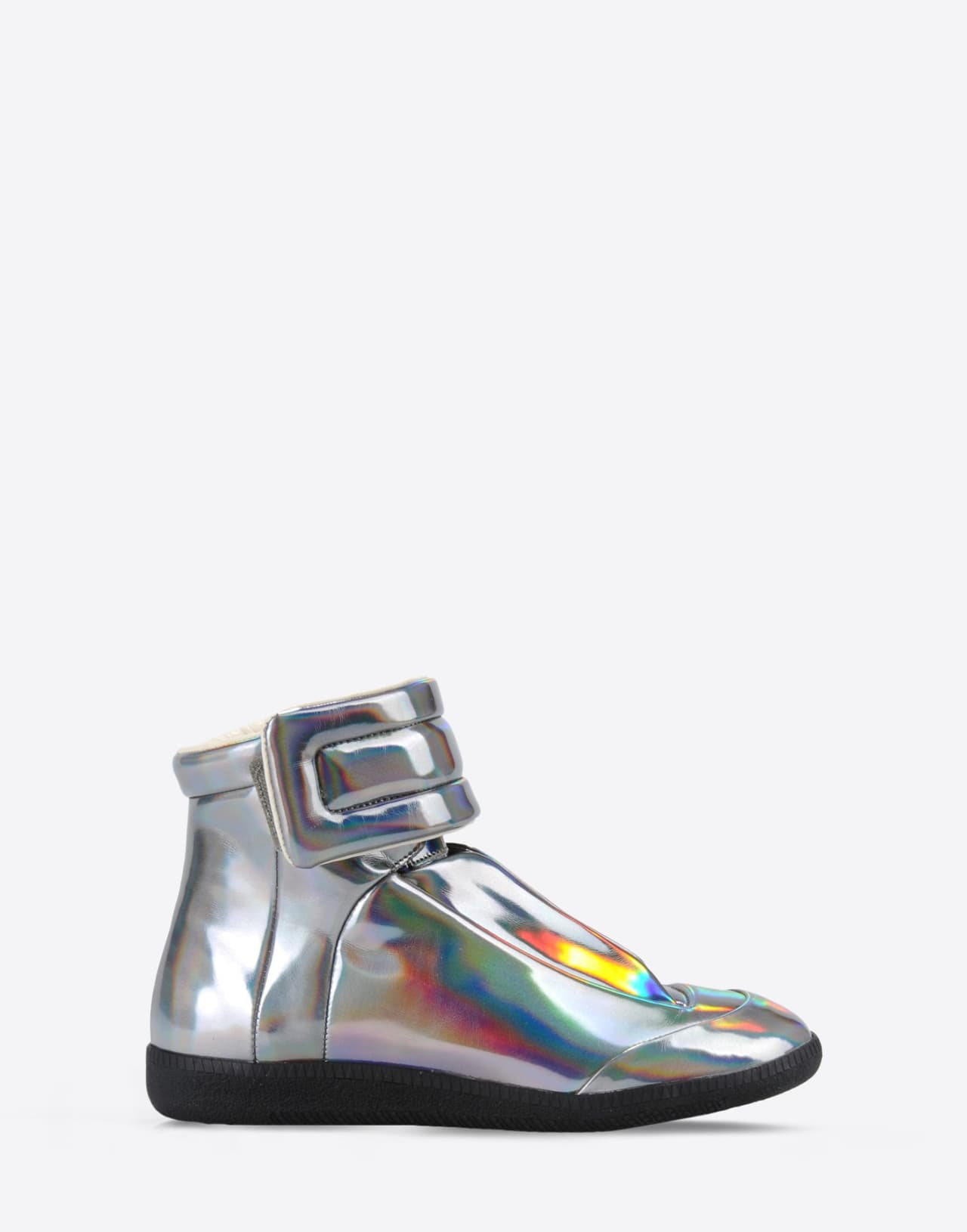 Maison Margiela. El más reciente diseño de High Top Sneakers de Margiela es algo fuera de este mundo, perfecto para las fanáticas del estilo urbano. Tras ponerte este par en faux leather de acabado iridiscente, te sentirás como si caminaras sobre la luna.