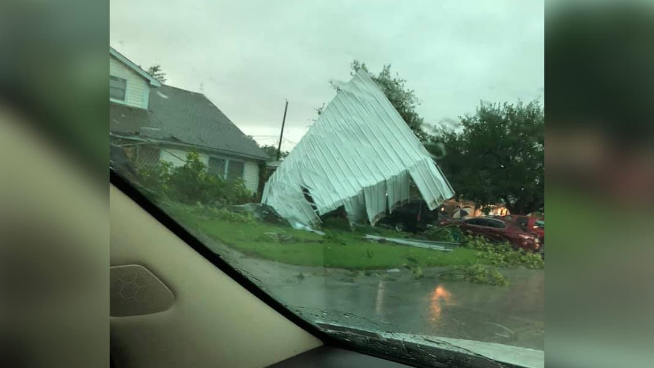 Techos caídos es el resultado de los vientos de hasta 60 millas que se registraron, según han informado las autoridades.
