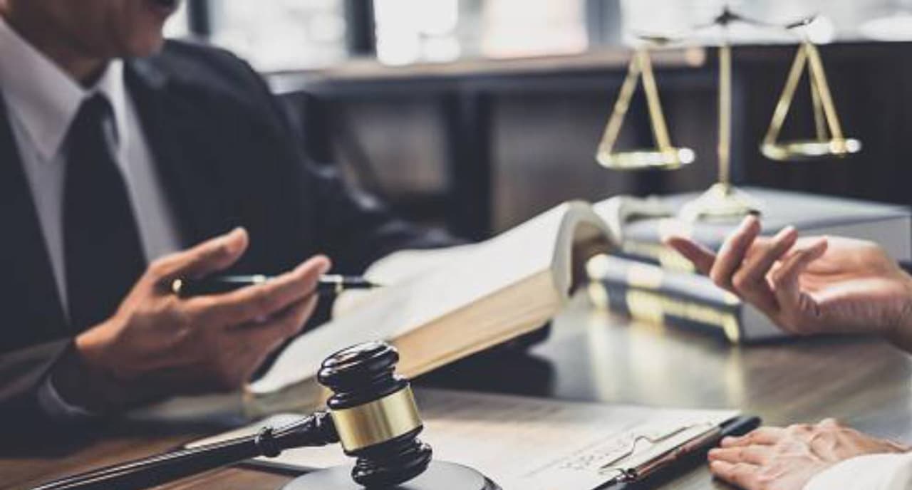 <b>13. Abogados</b>
<br>
<br>Salario medio anual: 180,220 dólares
<br>Empleos: 38,390