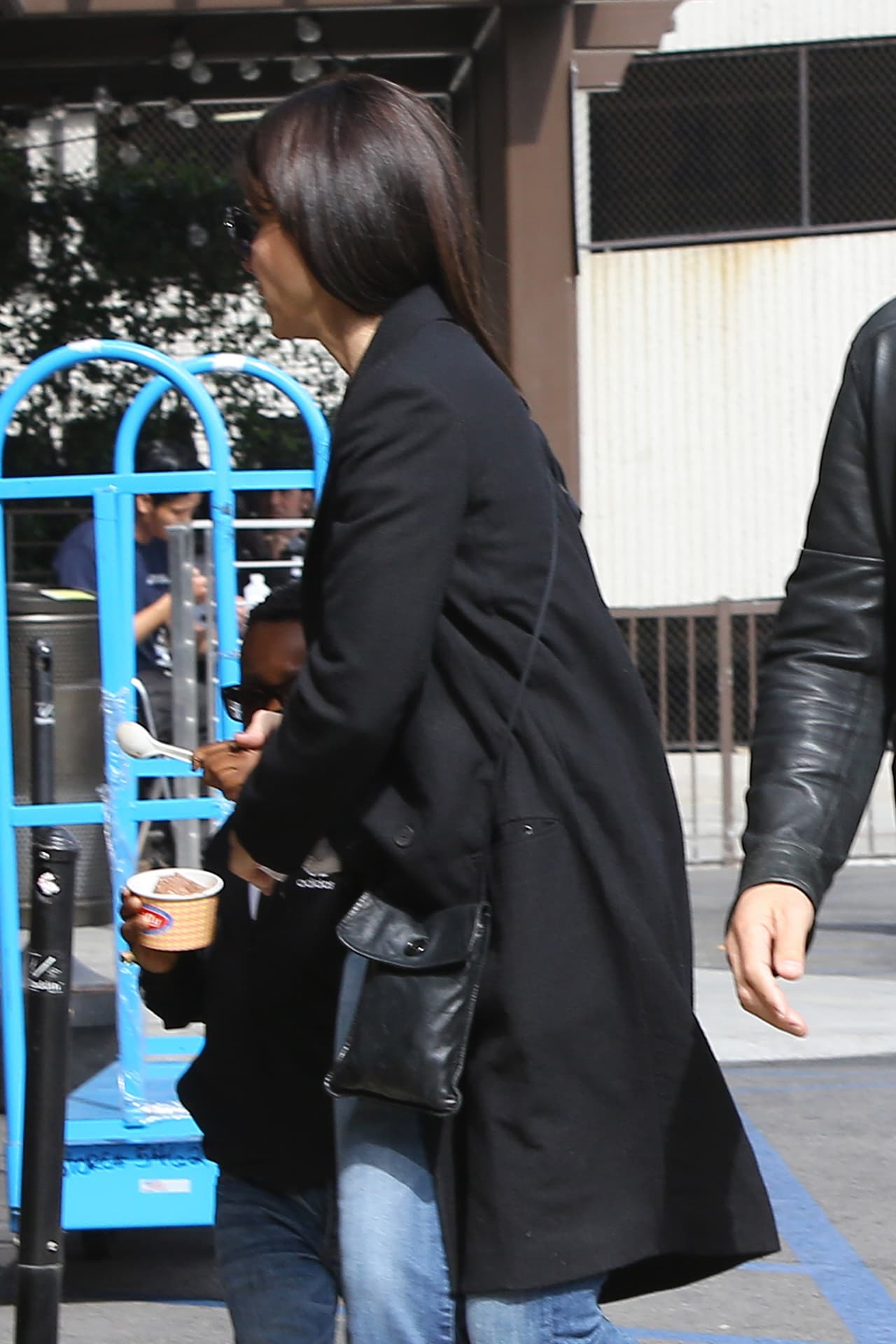 Mientras tanto, Louis sólo disfrutaba de su helado.