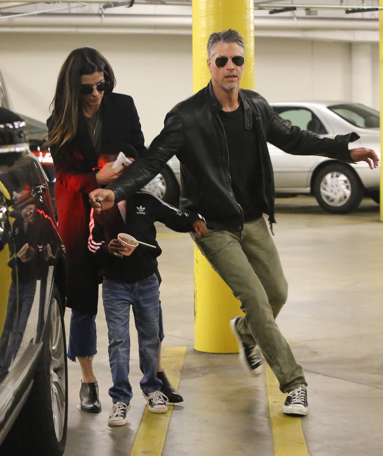 OMG! Bryan salió corriendo para cubrir el rostro de Louis.