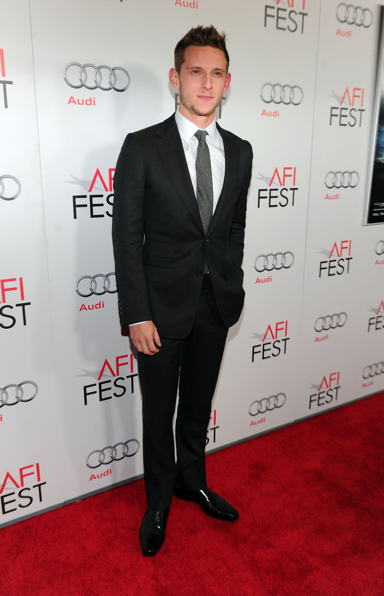 La estrella prefiere los trajes formales, pues el 'look' classy es lo suyo.