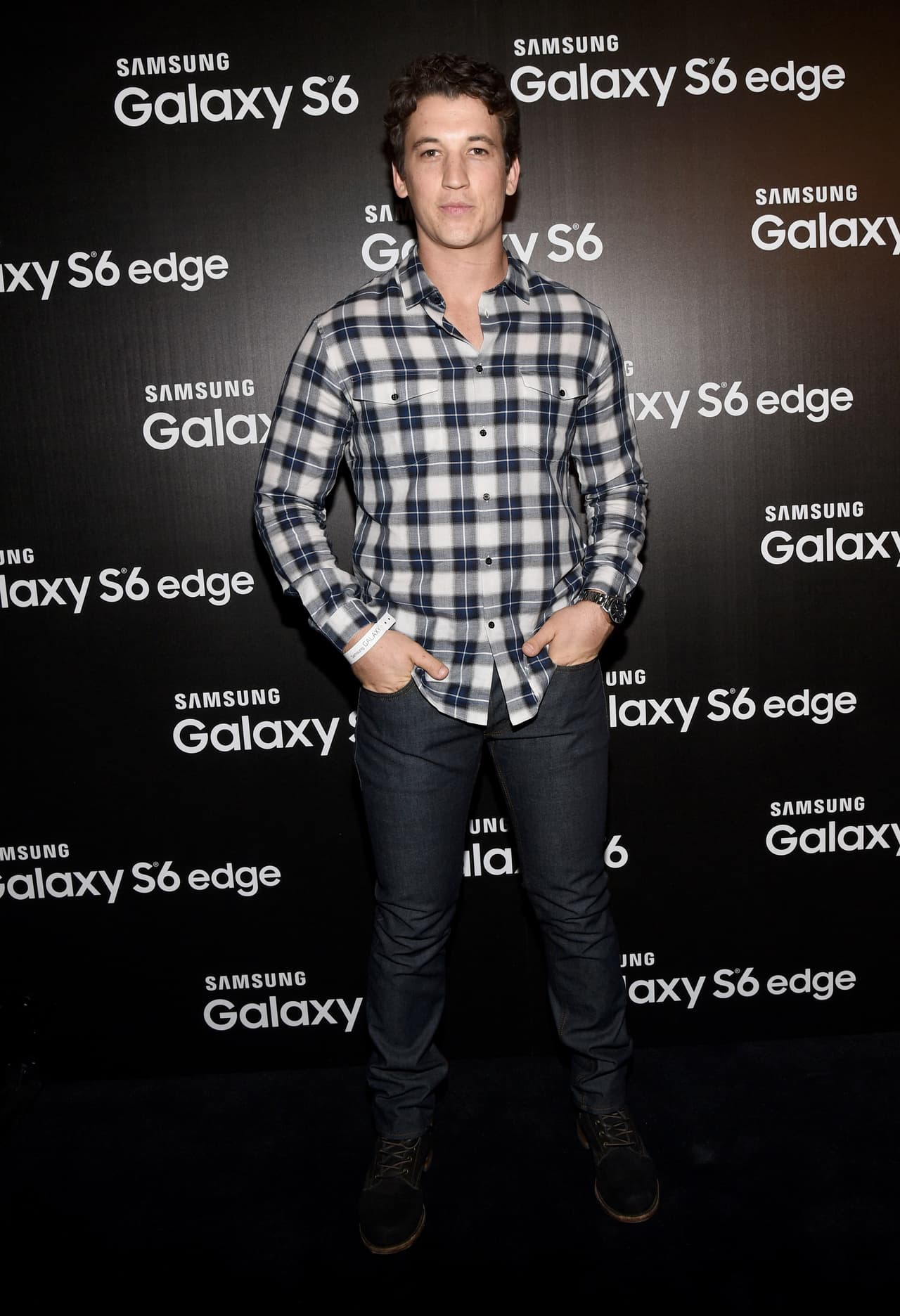 Miles Teller tiene flexibilidad para vestir cualquier cosa que le agrade, ya sean las famosas camisas a cuadros, hasta piezas asimétricas.