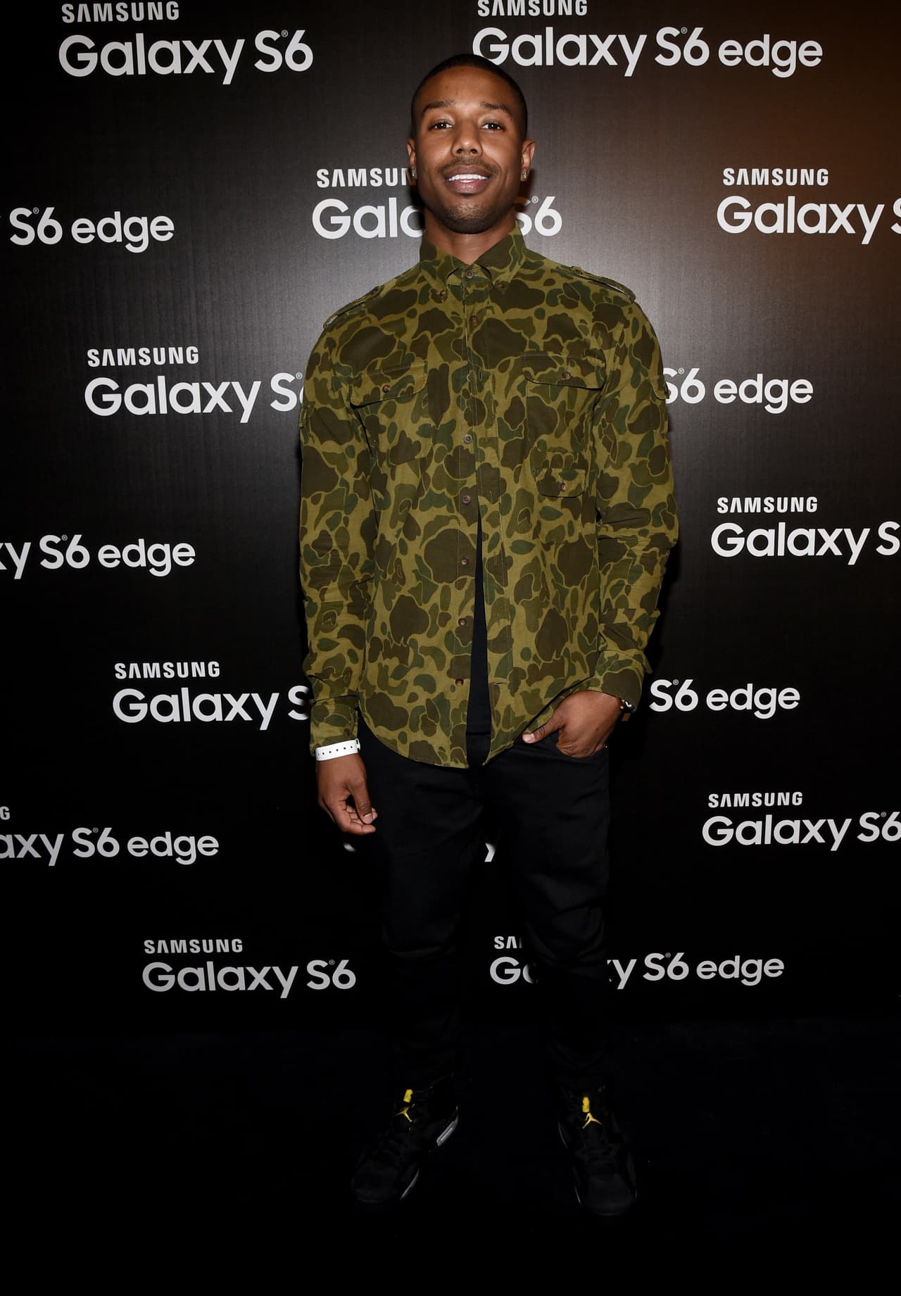 El actor está siempre leyendo y escuchando sobre las tendencias. Por eso, por ejemplo, elige el estampado de camuflaje, hoy 'in'.